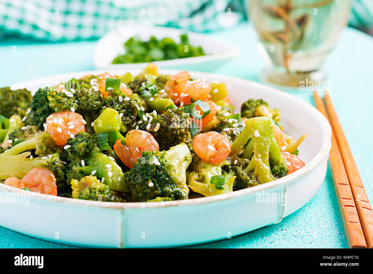 Faire revenir les crevettes avec brocoli close up sur une assiette. Crevettes et brocolis. Banque D'Images