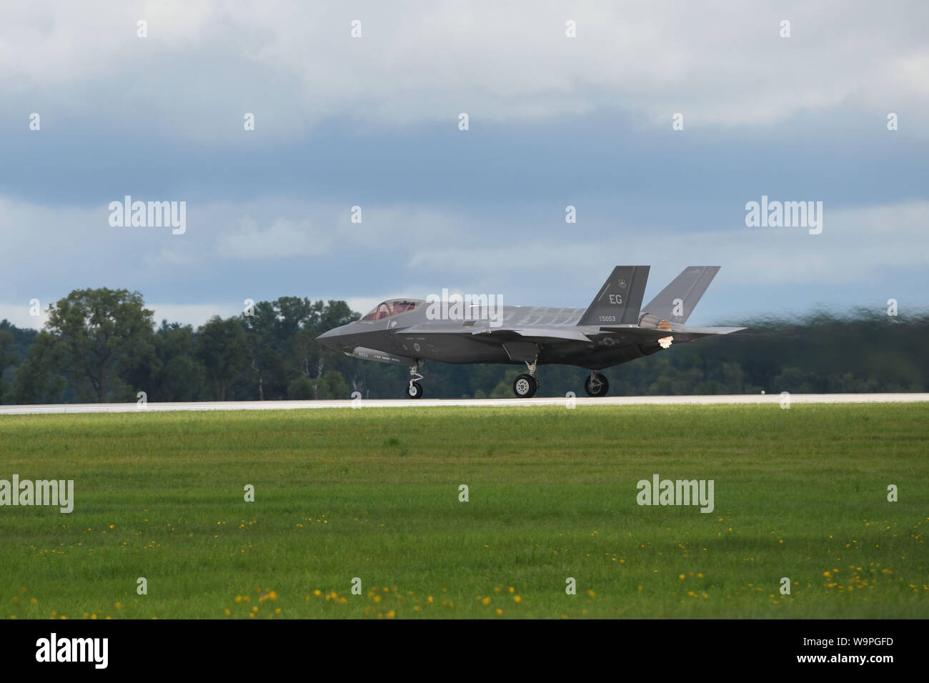 Une 33e Escadre de chasse F-35A Lightning II décolle, au cours de l'exercice de la foudre du Nord à Volk Field, Wisconsin, le 13 août 2019. Les pilotes et les équipages participant à la foudre du Nord fonctionnent dans un environnement avec des avions de l'adversaire, de brouillage électronique et surface-simulé les menaces aériennes. (U.S. Air Force photo par un membre de la 1re classe Heather Léveillé) Banque D'Images