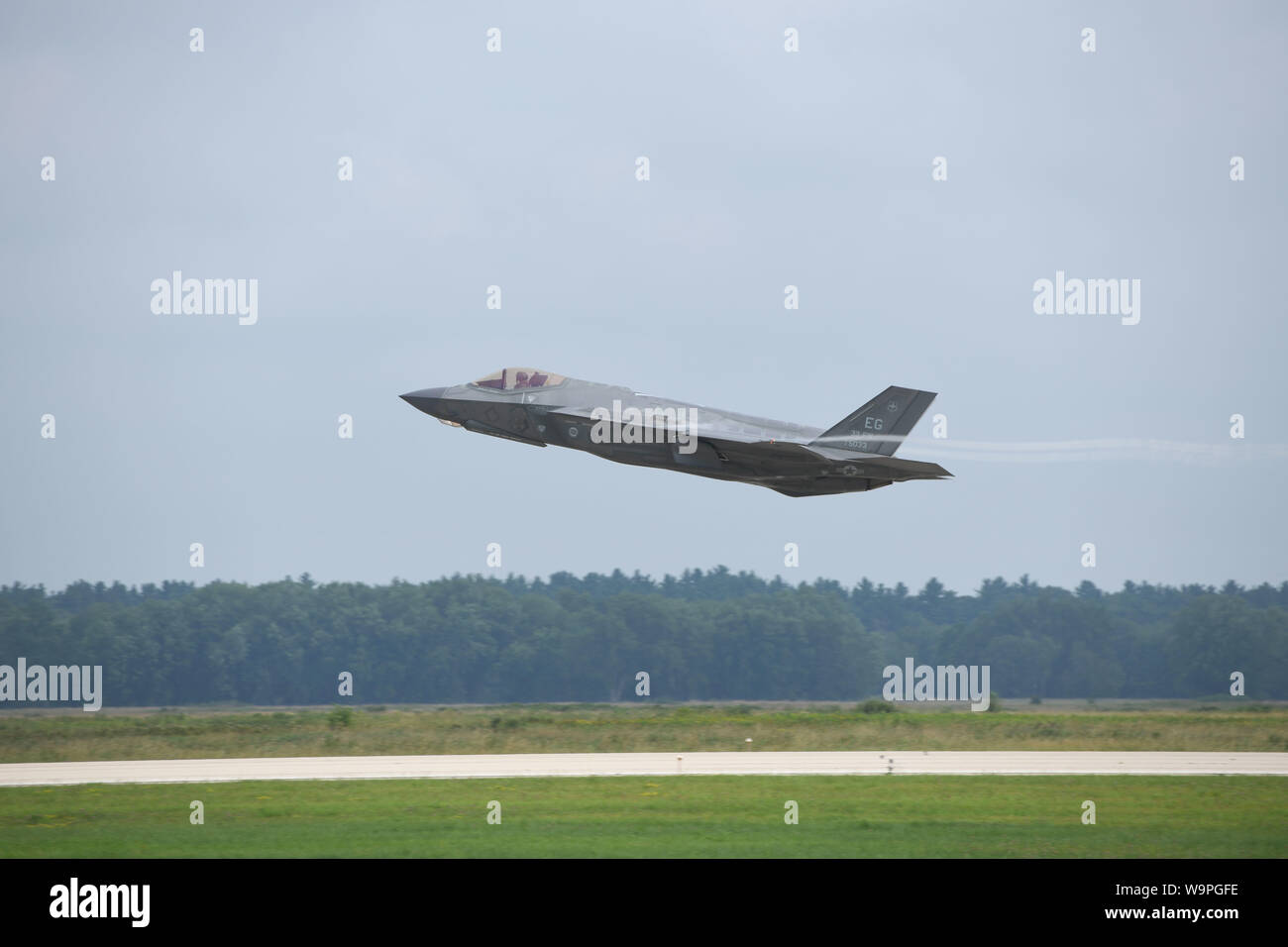 Une 33e Escadre de chasse F-35A Lightning II décolle, au cours de l'exercice de la foudre du Nord à Volk Field, Wisconsin, le 12 août 2019. L'exercice de la foudre du Nord réunit les forces conjointes de la prochaine génération de la supériorité aérienne. (U.S. Air Force photo par un membre de la 1re classe Heather Léveillé) Banque D'Images