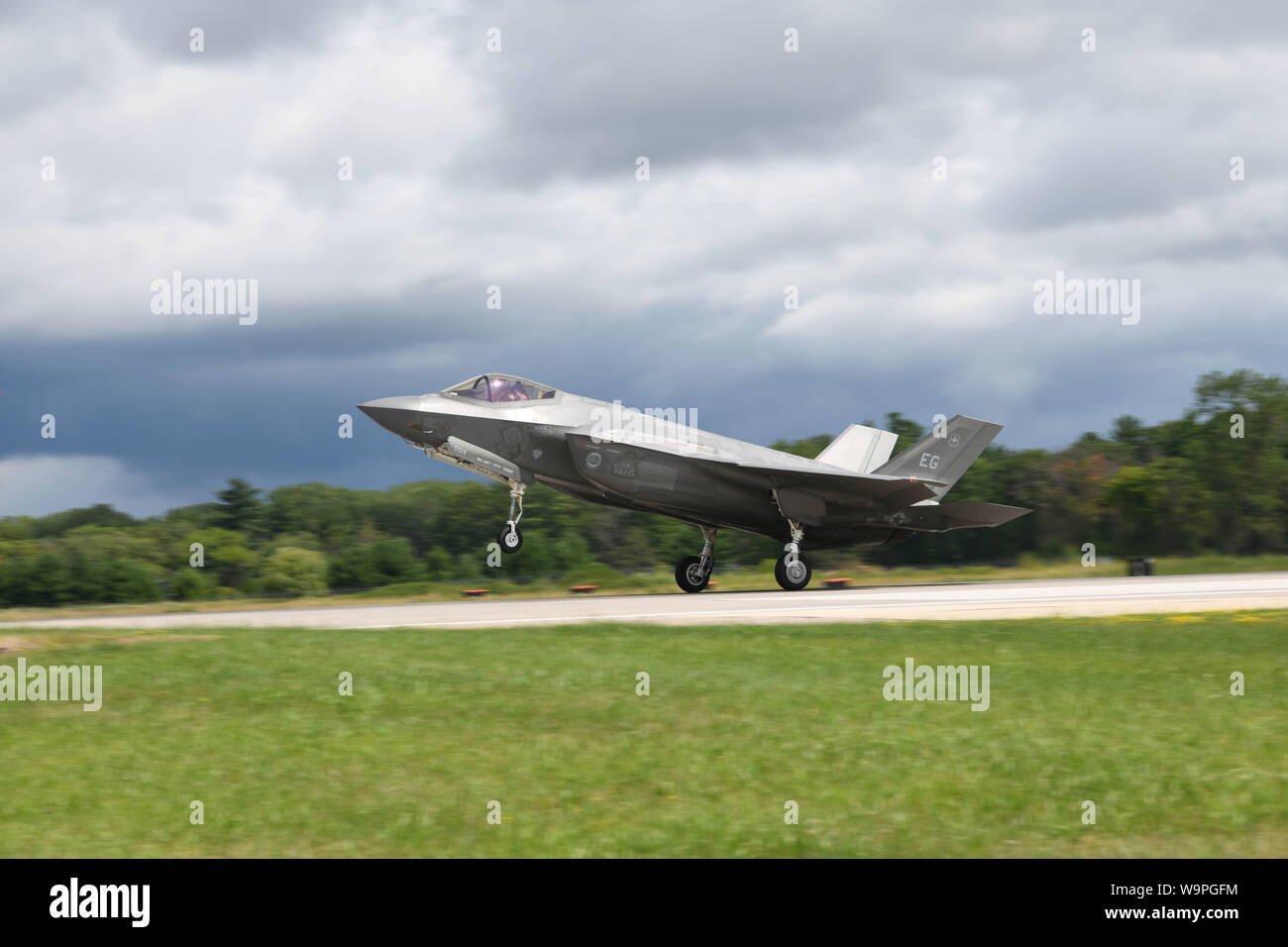 Une 33e Escadre de chasse F-35A Lightning II, les terres du Nord au cours de l'exercice de la foudre à Volk Field, Wisconsin, le 13 août 2019. L'exercice de la foudre du Nord réunit les forces conjointes de la prochaine génération de la supériorité aérienne. (U.S. Air Force photo par un membre de la 1re classe Heather Léveillé) Banque D'Images