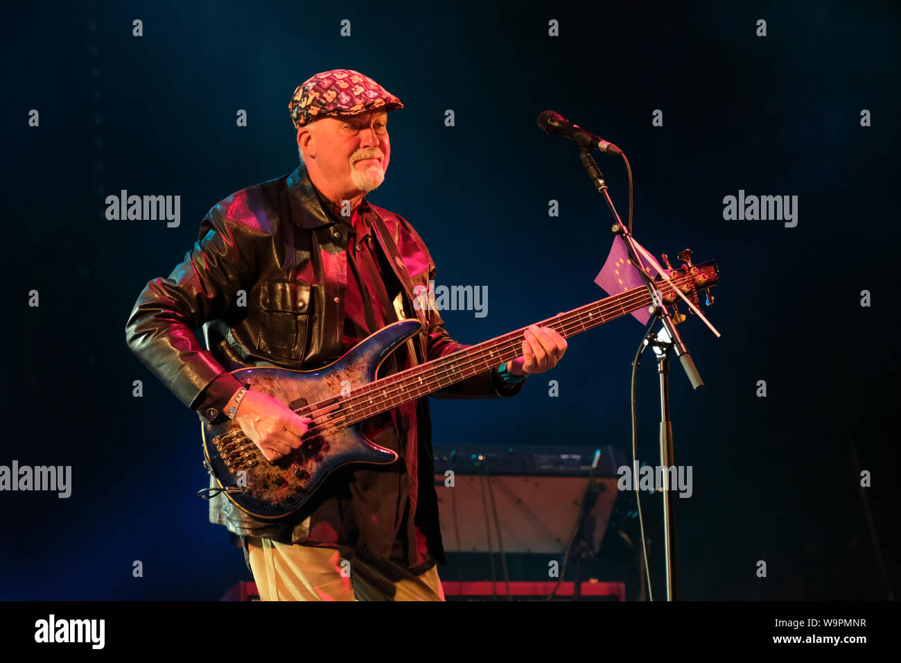 Dave Pegg de Fairport Convention l'exécution à Fairport Convention de Cropredy, Banbury, au Royaume-Uni. 8 août 2019 Banque D'Images