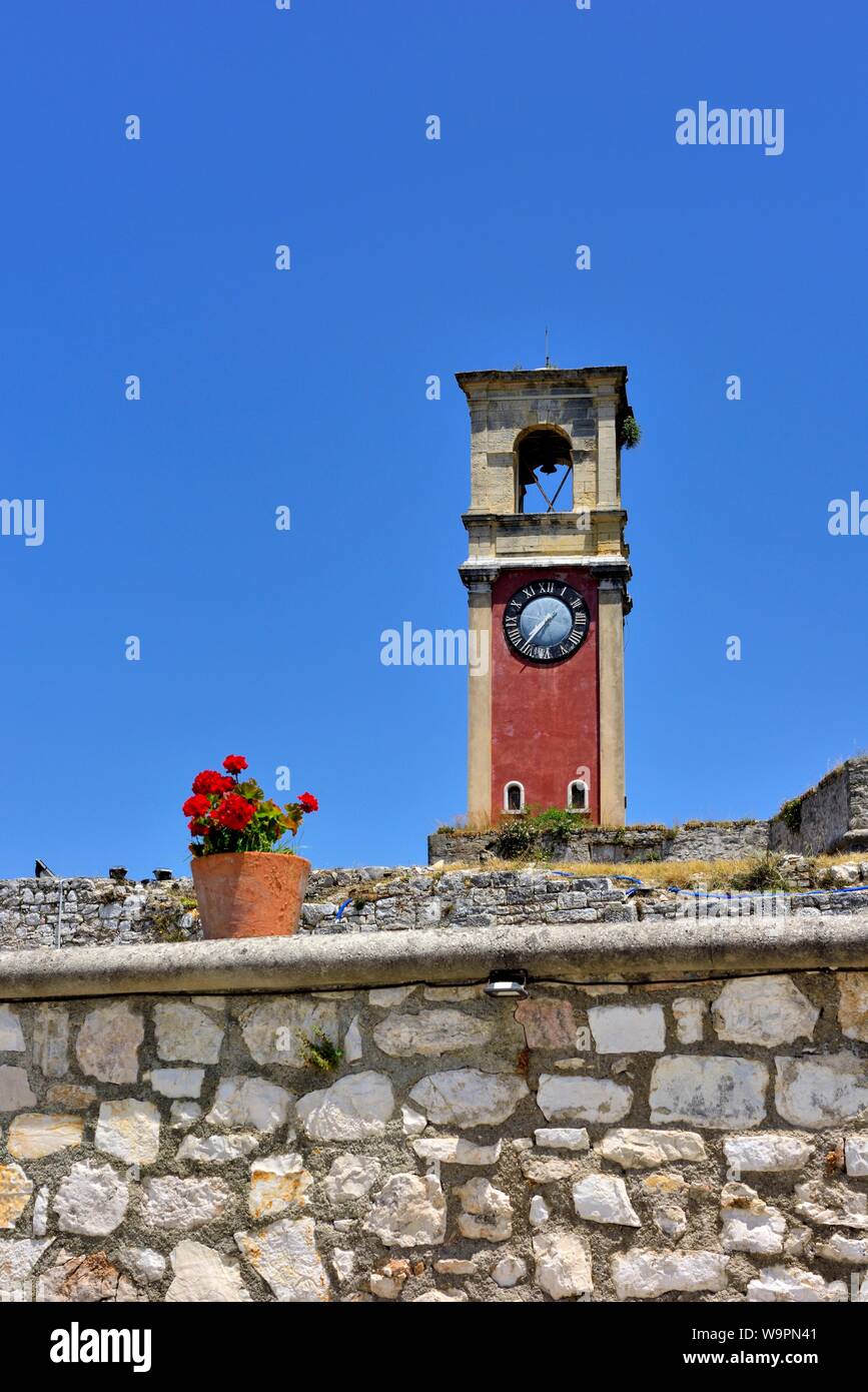 Tour de l'horloge de l'ancienne citadelle de la ville de Corfou, la vieille forteresse, Corfou, îles Ioniennes, Grèce, Banque D'Images
