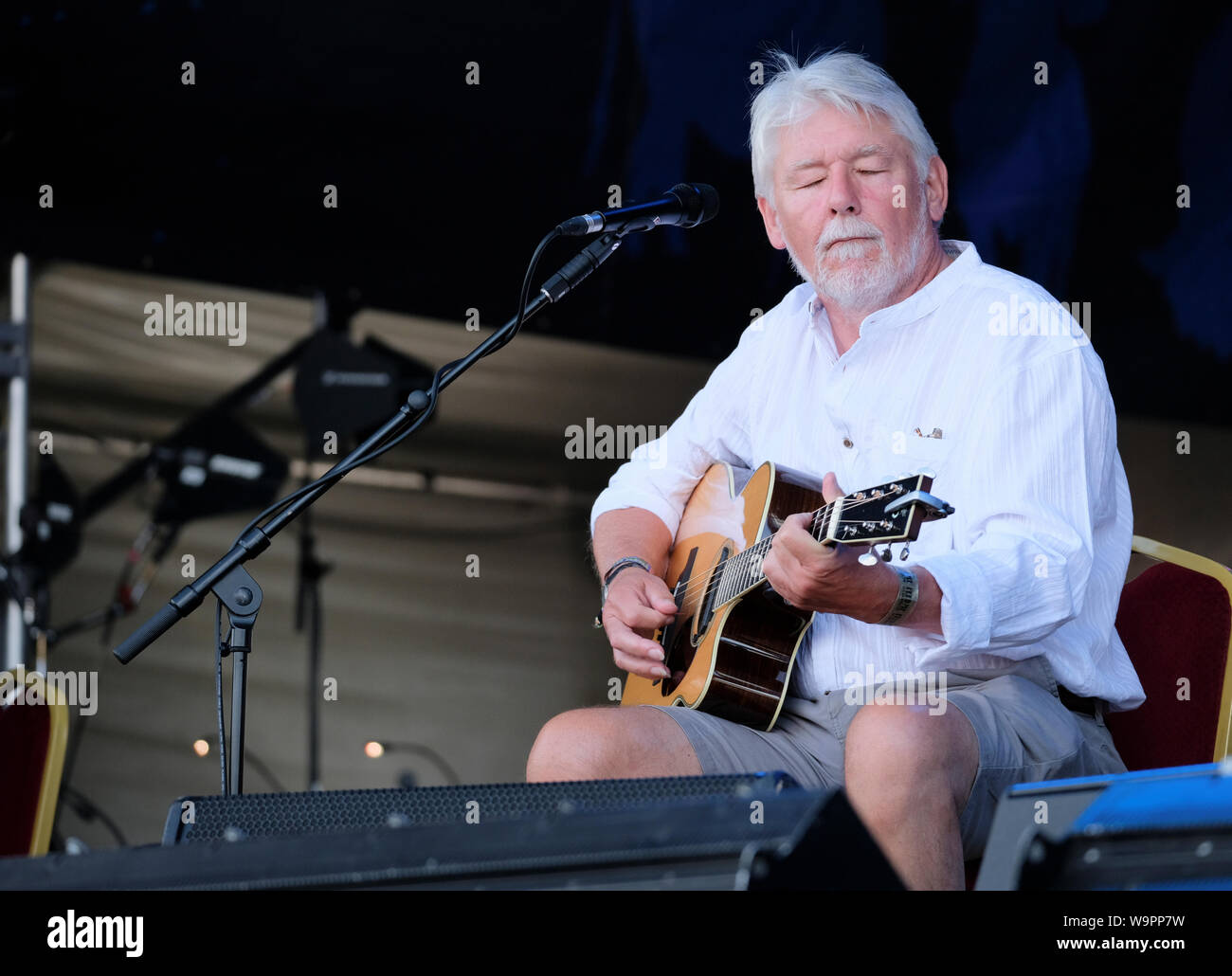 Simon Nicol de Fairport Convention l'exécution à Fairport Convention de Cropredy, Banbury, au Royaume-Uni. 8 août 2019 Banque D'Images