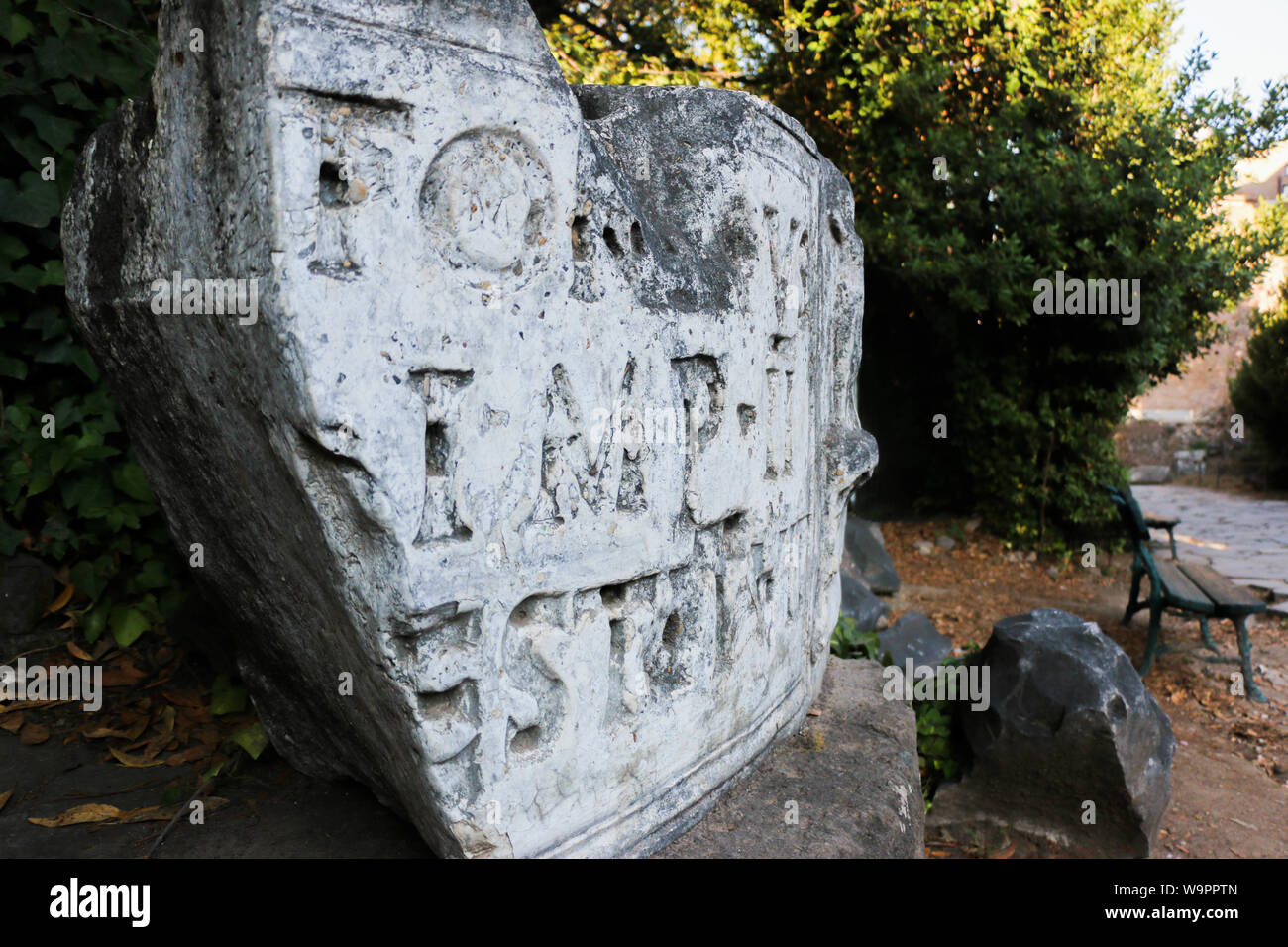 Inscription latine sur l'étendue sur le sol de pierre dans le Forum Impérial, Rome Banque D'Images