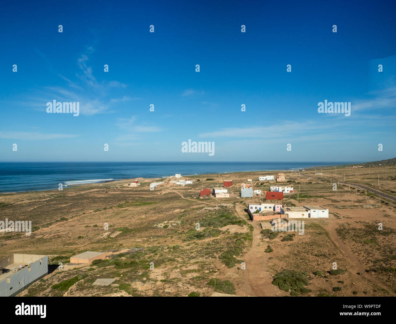 Le Maroc, l'Afrique du Nord [paysage marocain, côte rocheuse et village balnéaire, blooming flowres et surf] Banque D'Images