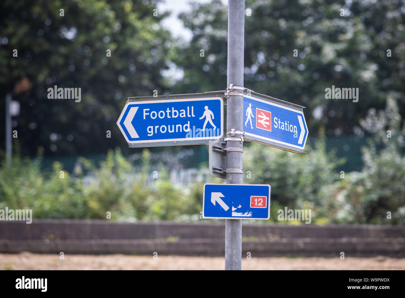 Parcours pédestre des signes. Fond bleu avec du texte en blanc signalisation. United Kingdom Banque D'Images