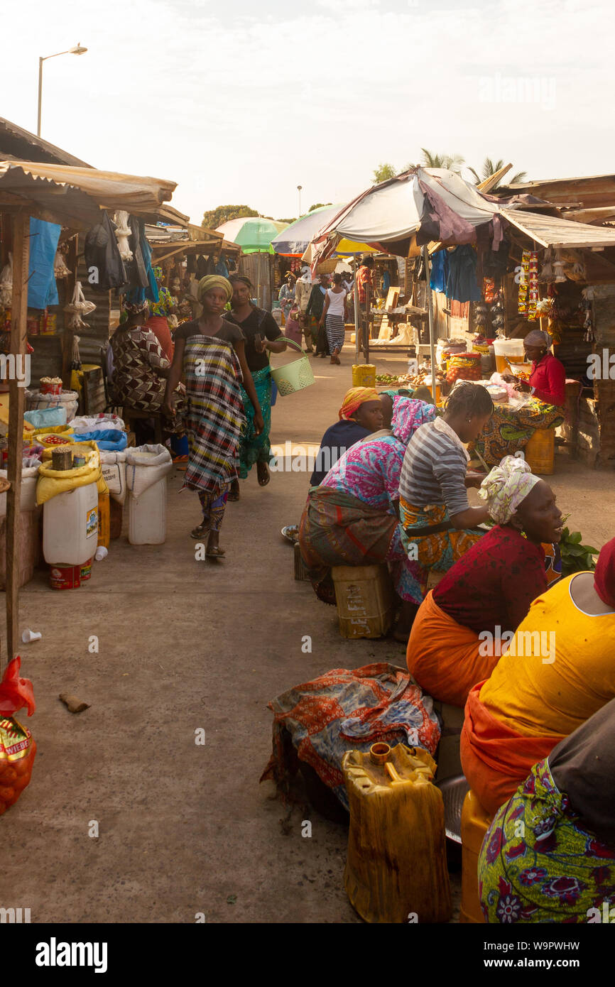 Banjul, Gambie- JAN 9, 2014 : Toujours occupé au marché en Gambie. C'est le seul endroit pour acheter et vendre des denrées alimentaires et des marchandises Banque D'Images