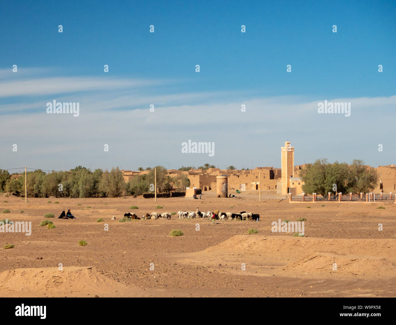 Ville du désert de Mhamid, Maroc village avec des dunes de sable de la nature et de la vieille mosquée musulmane en Afrique du Nord, l'ancien des rues étroites, des architectures traditionnelles de boue d'argile Banque D'Images