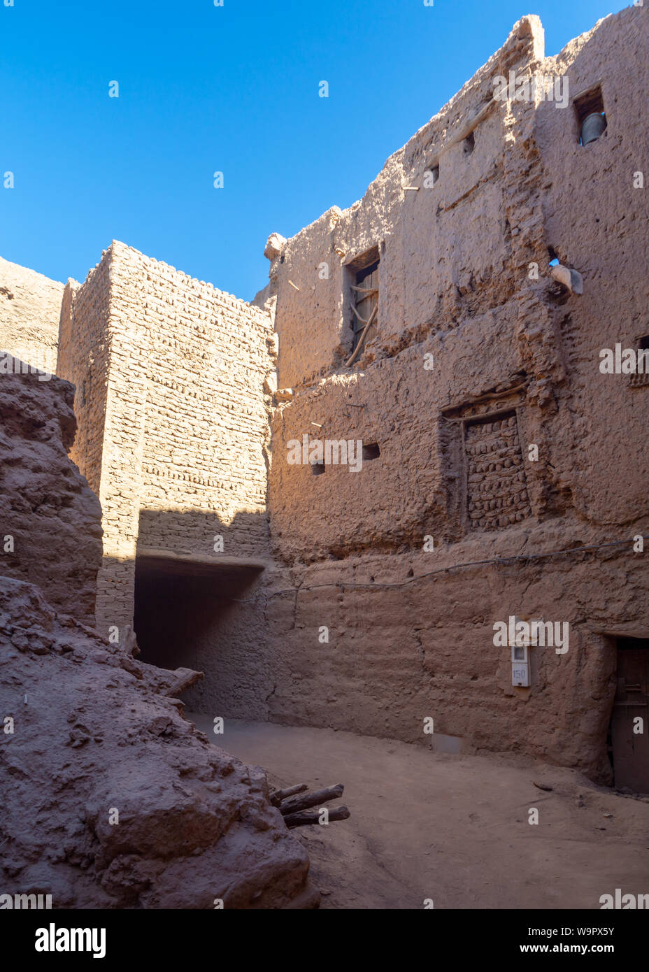 Ville du désert de Mhamid, Maroc village avec des dunes de sable de la nature et de la vieille mosquée musulmane en Afrique du Nord, l'ancien des rues étroites, des architectures traditionnelles de boue d'argile Banque D'Images