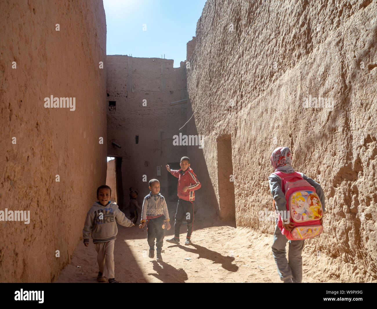 Ville du désert de Mhamid, Maroc village avec des dunes de sable de la nature et de la vieille mosquée musulmane en Afrique du Nord, l'ancien des rues étroites, des architectures traditionnelles de boue d'argile Banque D'Images