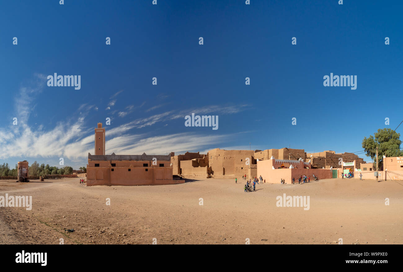 Ville du désert de Mhamid, Maroc village avec des dunes de sable de la nature et de la vieille mosquée musulmane en Afrique du Nord, l'ancien des rues étroites, des architectures traditionnelles de boue d'argile Banque D'Images