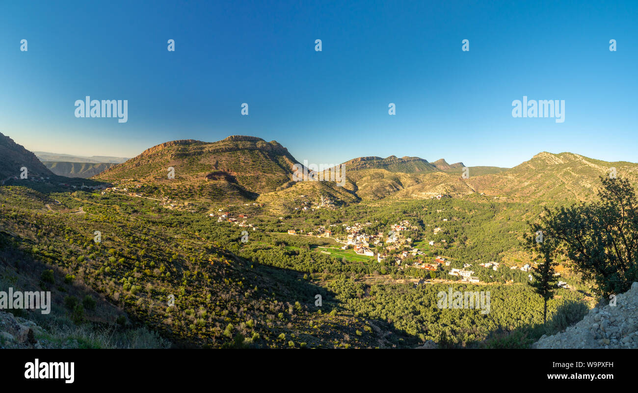 Imouzzer des Ida ou Tanae, Tamrout, Agadir, Maroc, Afrique du Nord marocain [Paysage de montagne, village rural vert nature en hiver] Banque D'Images