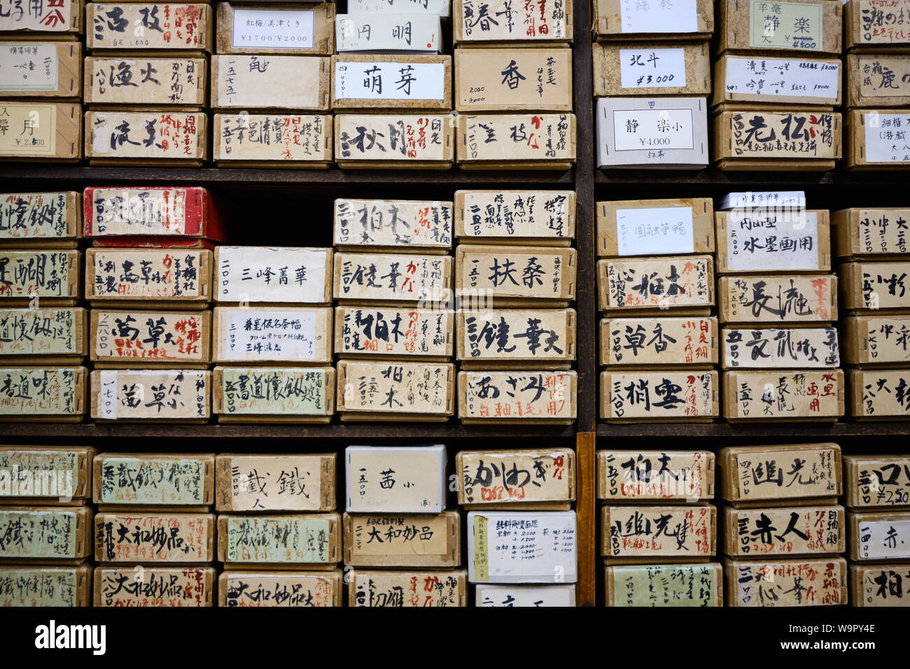 Nara / Japon - 3 août 2019 - Nombre de boîtes d'écriture japonais holding pinceaux stockées contre un mur dans un magasin à Nara, au Japon. Banque D'Images