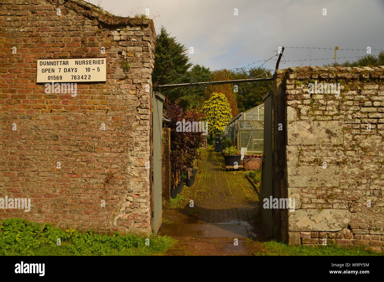 La porte d'entrée de l'ancien jardin clos de Dunnottar maison, maintenant l'emplacement d'une pépinière, l'Aberdeenshire, Ecosse, Grande-Bretagne. Banque D'Images