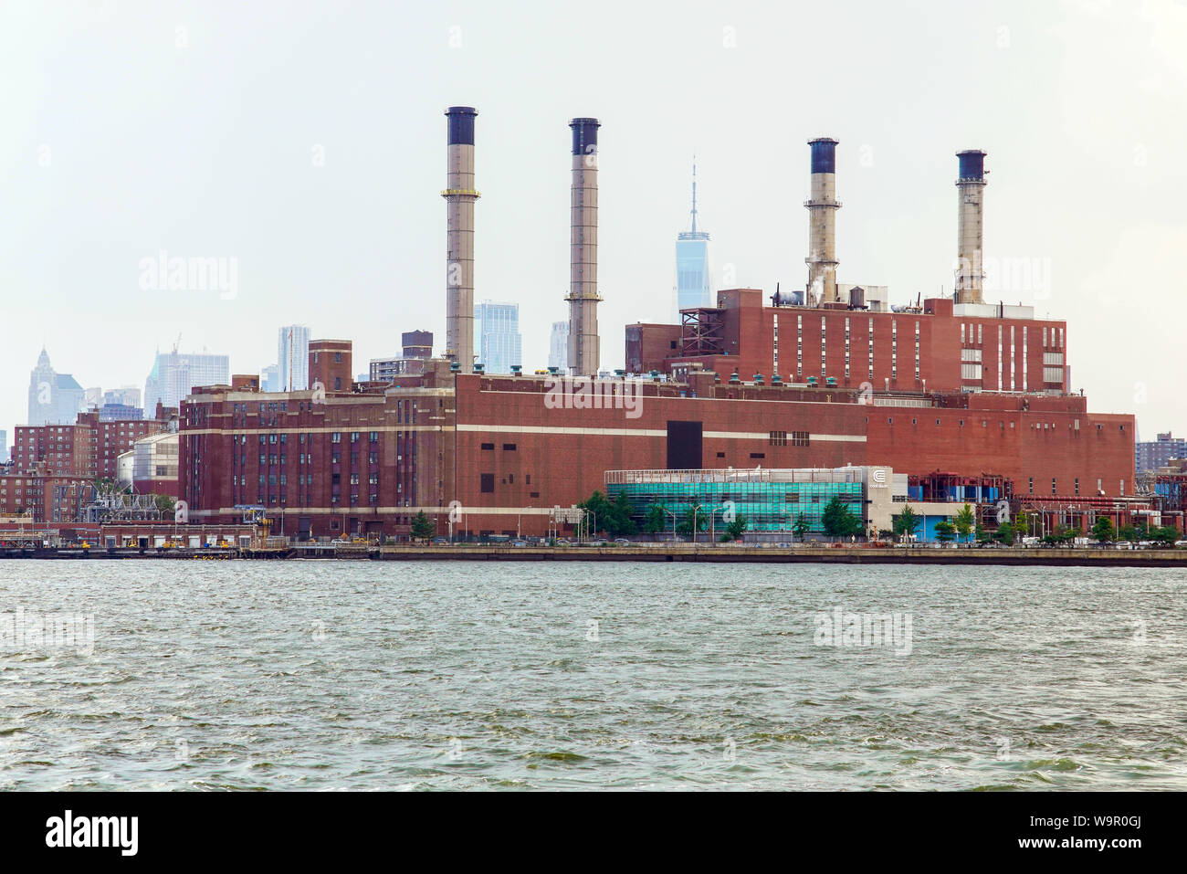 Vue de la station de production de vapeur à partir de la rivière East, Manhattan, New York, USA. Banque D'Images