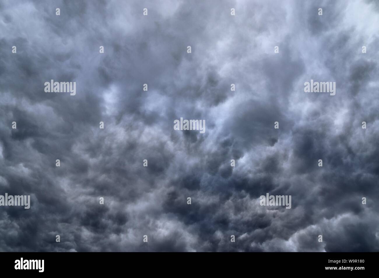 De superbes formations de nuages sombres et dramatiques dans le ciel avant un orage Banque D'Images