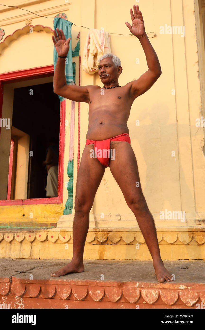 Lutteurs kushti Pehlwan dans un akhara à Varanasi, Inde. Kushti est une forme de lutte traditionnelle en Inde. Banque D'Images