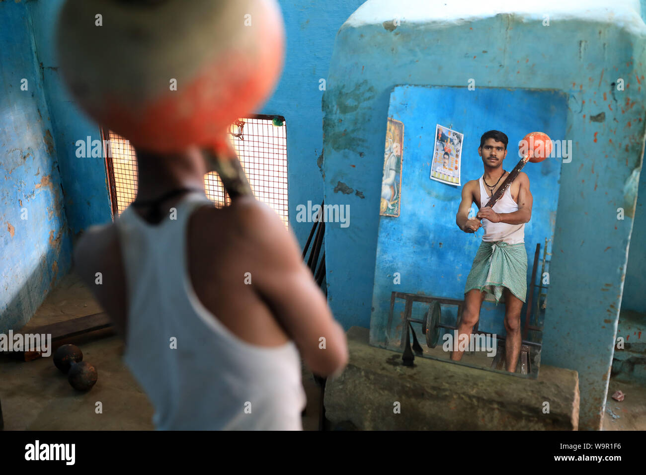 Lutteurs kushti Pehlwan dans un akhara à Varanasi, Inde. Kushti est une forme de lutte traditionnelle en Inde. Banque D'Images