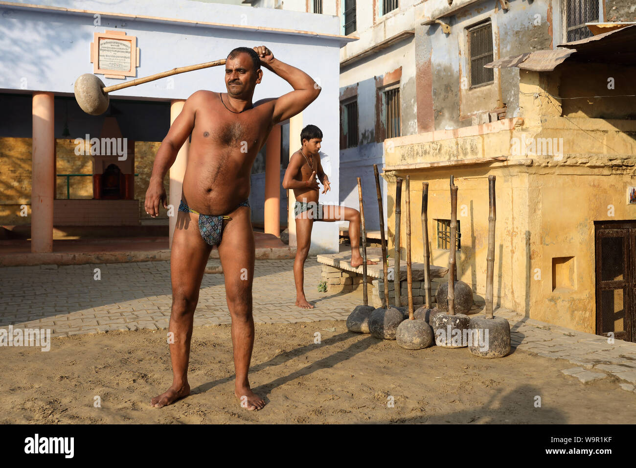 Lutteurs kushti Pehlwan dans un akhara à Varanasi, Inde. Kushti est une forme de lutte traditionnelle en Inde. Banque D'Images