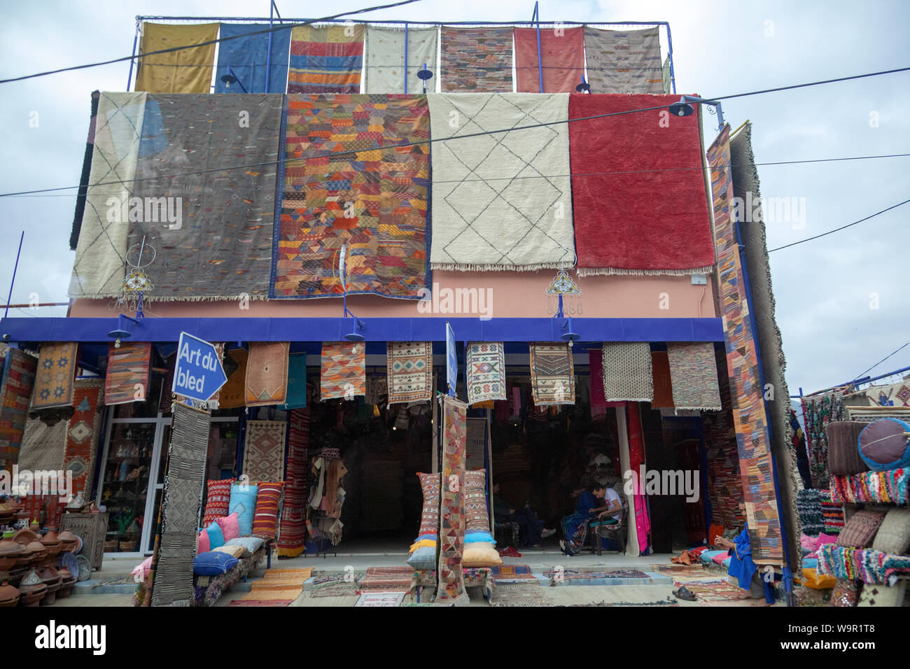 Boutique de tapis à bord Sti Fadma, vallée de l'Ourika dans les montagnes de l'Atlas, Maroc Banque D'Images