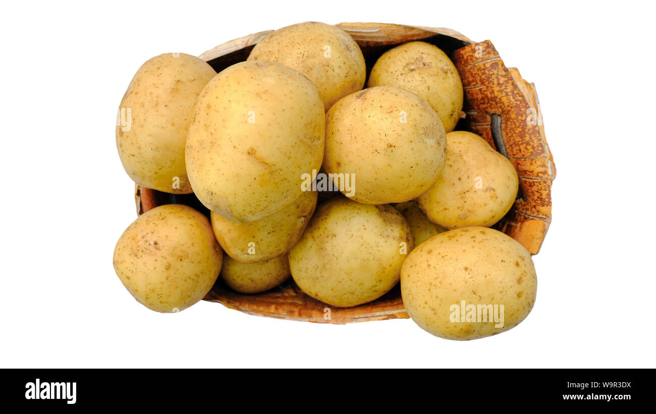 Les pommes de terre dans un panier isolé sur fond blanc. L'alimentation de tous les jours Vue de dessus coupé concept Banque D'Images