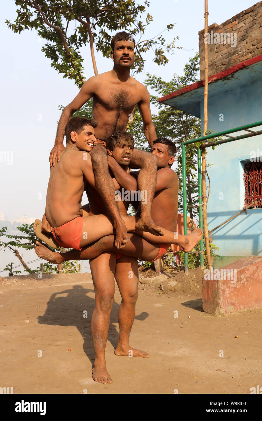 Lutteurs kushti Pehlwan dans un akhara à Kolkata, Inde. Kushti est une forme de lutte traditionnelle en Inde. Banque D'Images