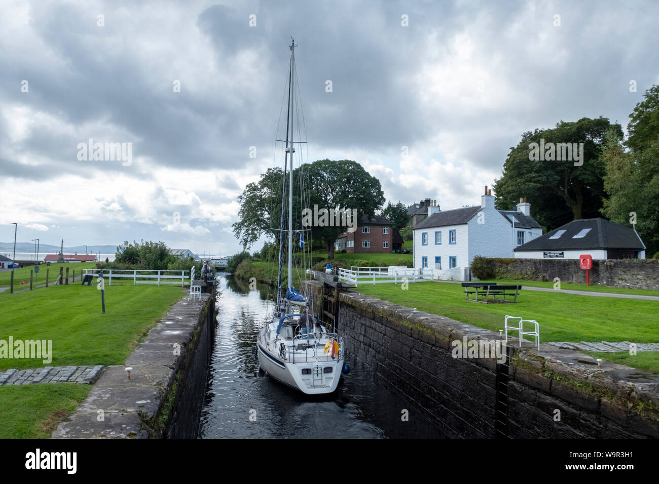 Un voilier passe dans une écluse sur le canal de Crinan à Adrishaig, Argyll, Scotland. Banque D'Images