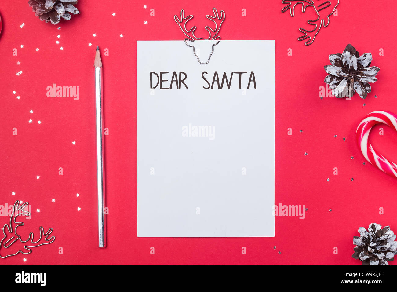 Modèle de lettre au Père Noël. Papier vide avec du texte Cher Père Noël et décor différent sur fond rouge, vue du dessus Banque D'Images