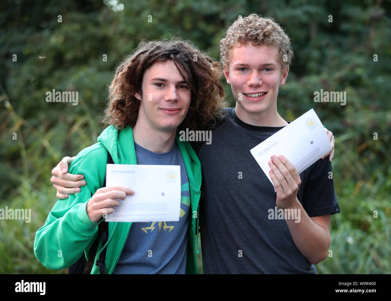 Les frères jumeaux Chris (à droite) et Patrick, va de 18 ans, qui a reçu un 5* chacun dans leurs résultats à un niveau Peter Symonds College à Winchester. Banque D'Images