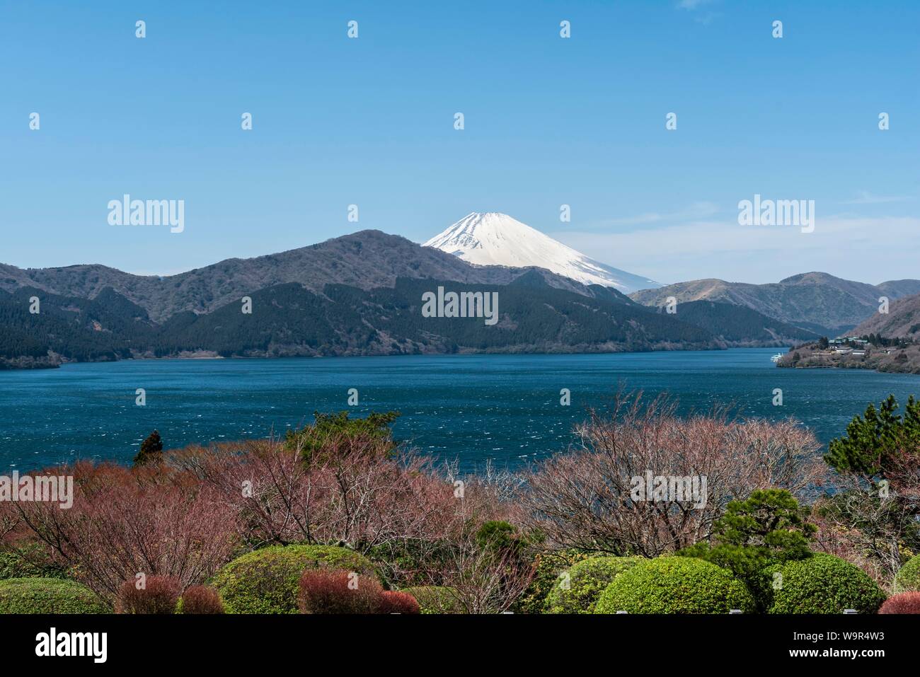 Le lac Ashi, le Mont Fuji à l'arrière, Hakone, Parc National de Fuji-Hakone-Izu, Japon Banque D'Images