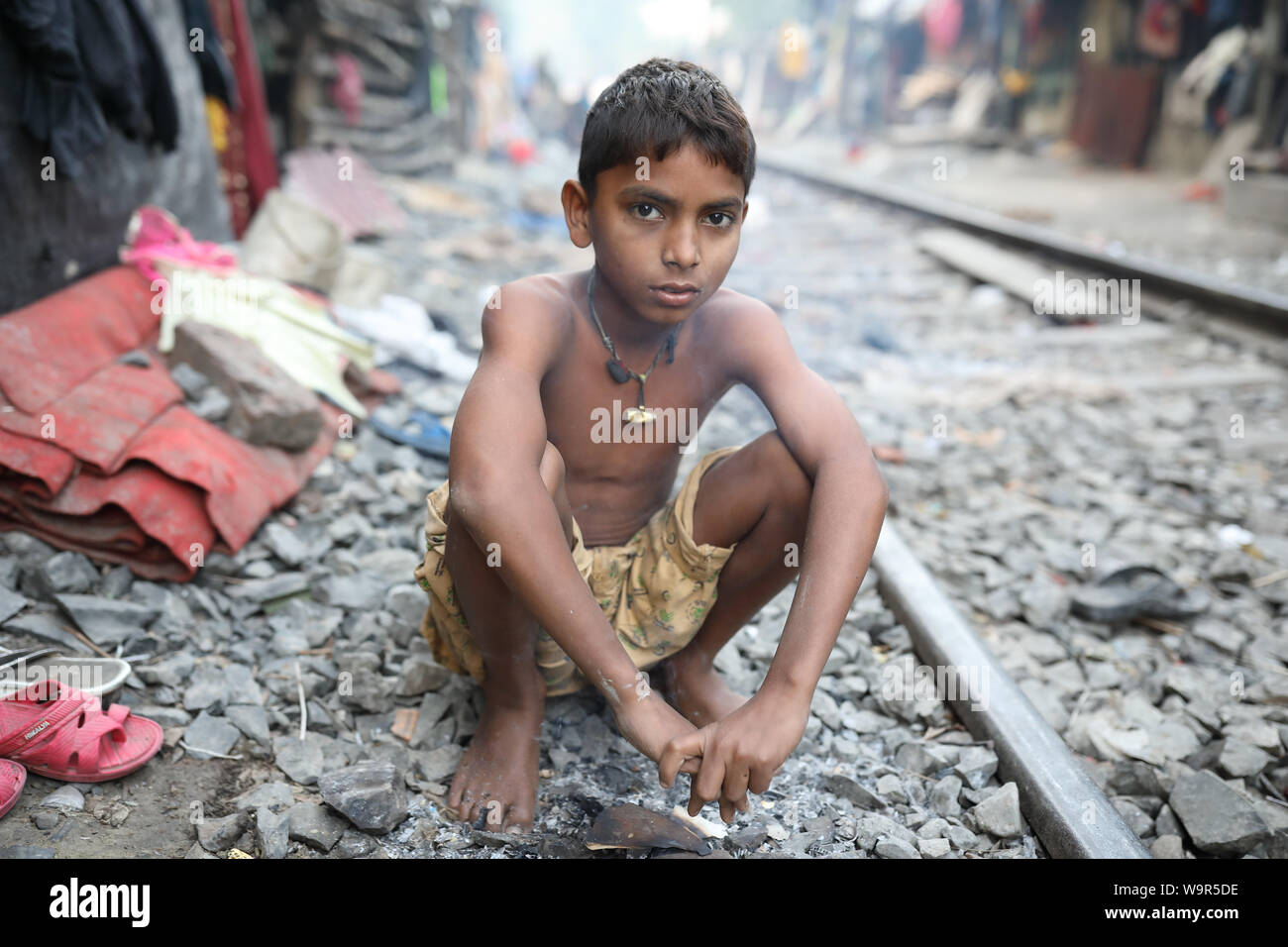 Enfant de la rue, dans un bidonville à Kolkata, Inde Banque D'Images