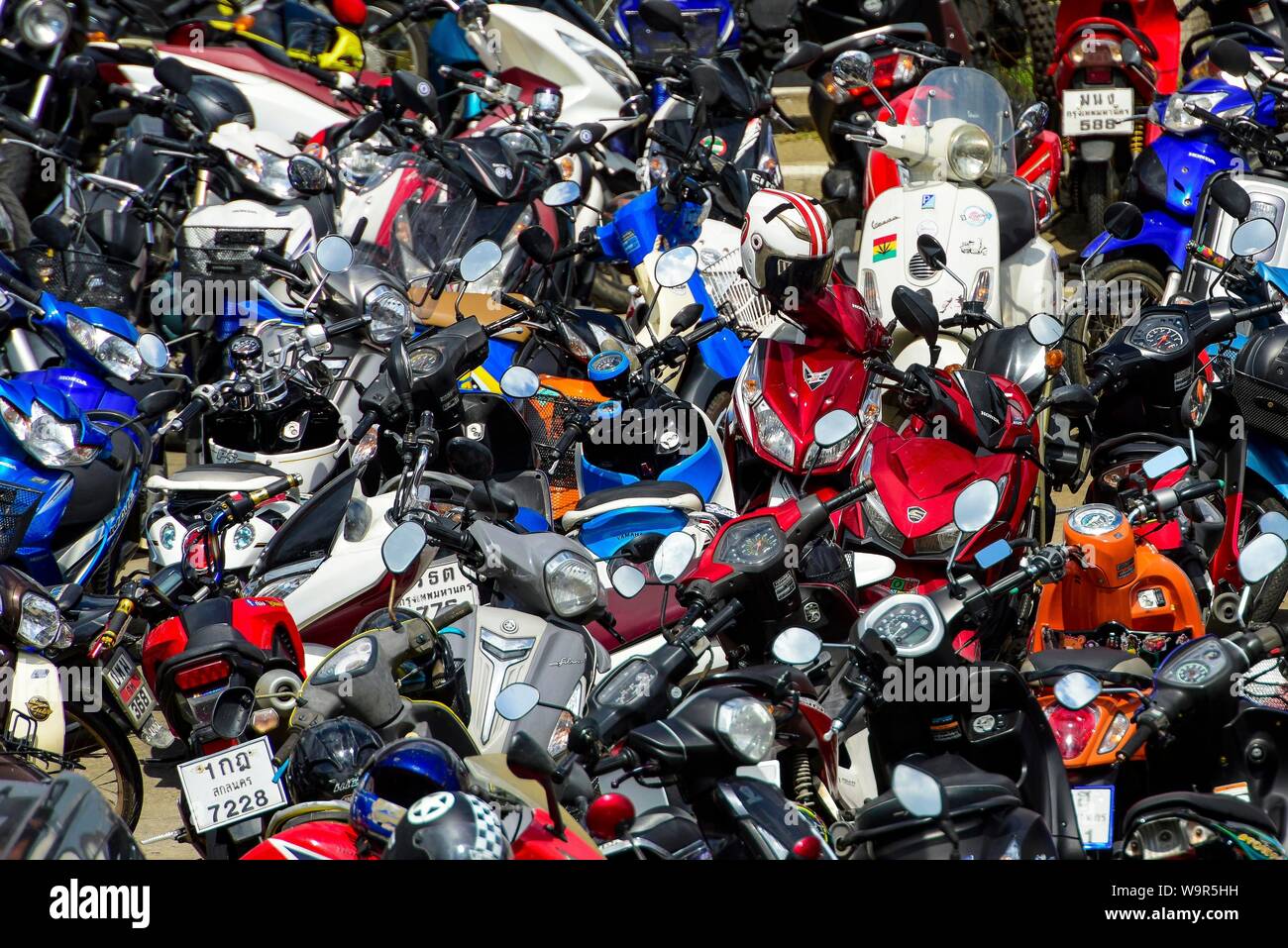 De nombreux scooters en stationnement, Bangkok, Thaïlande Banque D'Images
