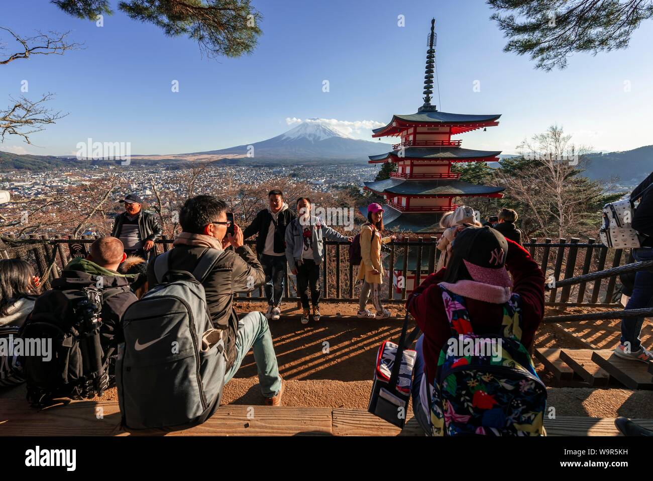 Les touristes à un point de vue, vue de pagode à cinq étages, Chureito avec pagode Fujiyoshida City et le volcan du Mont Fuji, préfecture de Yamanashi, Japon Banque D'Images