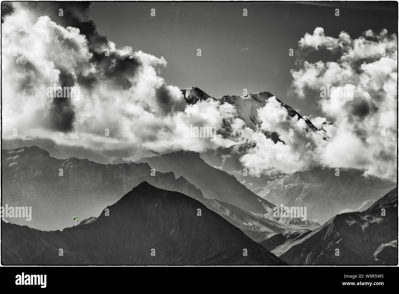 Photo en noir et blanc de Bernes Alpes et les nuages avec un peu d'aile verte Banque D'Images