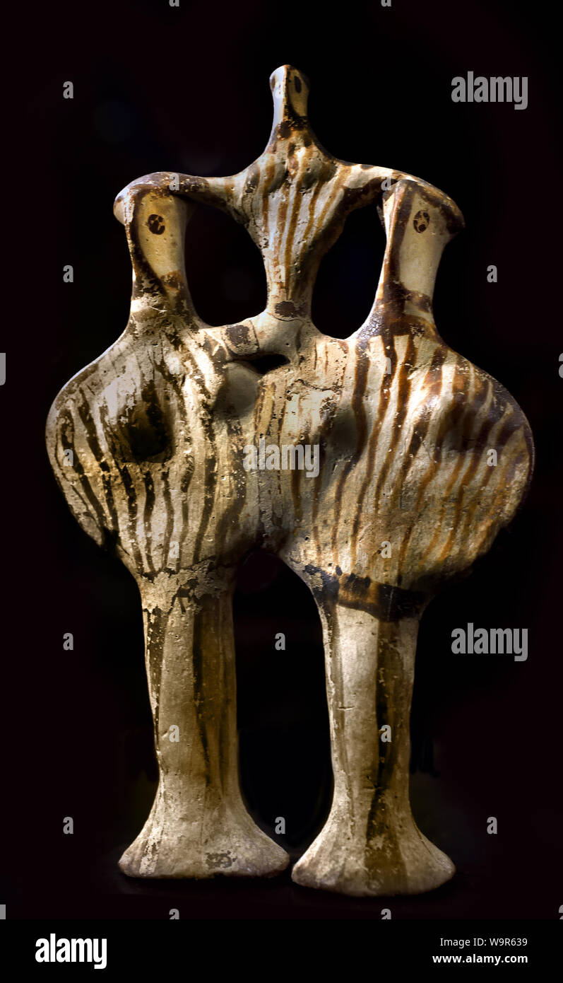 Groupe de trois figurines en phi mycénienne Récent III A2 - III B (13ème siècle avant J.-C.) H. 13 cm en terre cuite. L. ; 8 cm. Dans mycénienne à Mycènes tombes d'enfants, il pourrait être une triade sacrée conçue pour protéger la jeune personne de la mort. Grèce grec Banque D'Images
