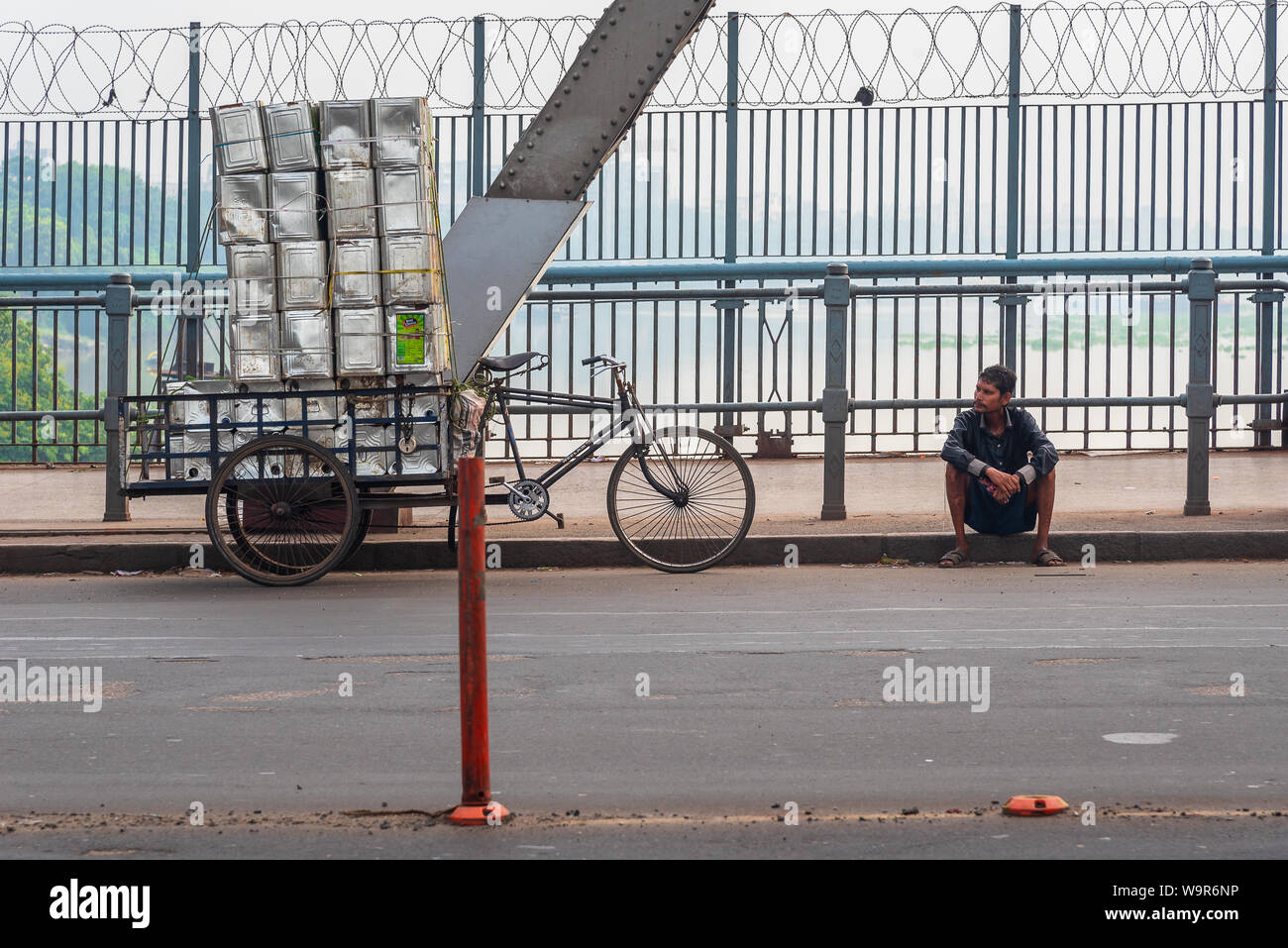 Kolkata, Bengale occidental/ Inde - Août 11,2019. Un homme non identifié Van Rickshaw qui reste sur le côté de Howrah Bridge. Banque D'Images