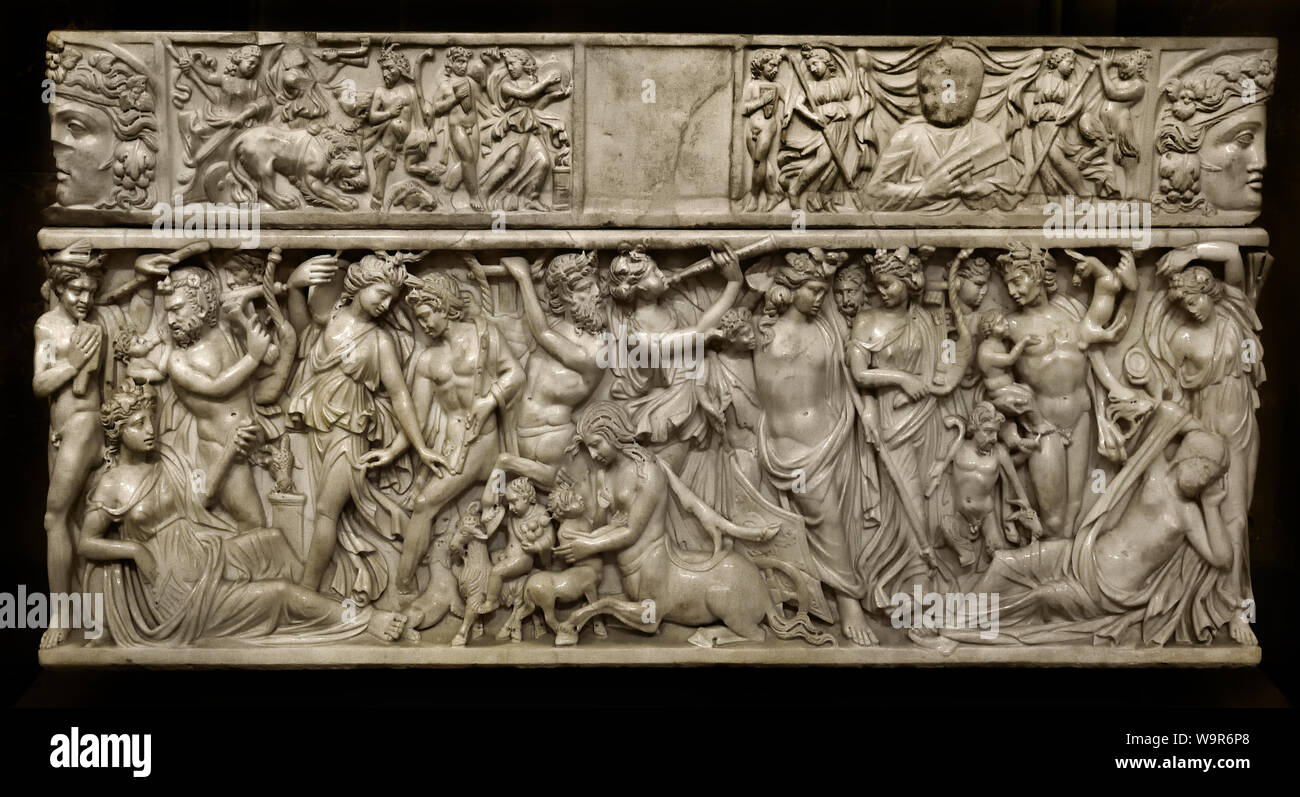 Sarcophage avec le mythe de Dionysos et Ariane 3ème siècle AD (la légende d'Ariane abandonnée par Thésée à Naxos et sauvé par l'arrivée du dieu Dionysos se prêtait à une interprétation funéraires susceptibles de soutenir l'espoir de l'un qui a vu la mort prochaine, a souffert de sa disparition. Le défunt assimilé à la fille abandonnée souhaits et espère que la visite du dieu conférera une sorte de résurrection pour un sixième dans l'Au-delà, semblable à l'Éternel sixième des déités. ), Romain, grec, Banque D'Images