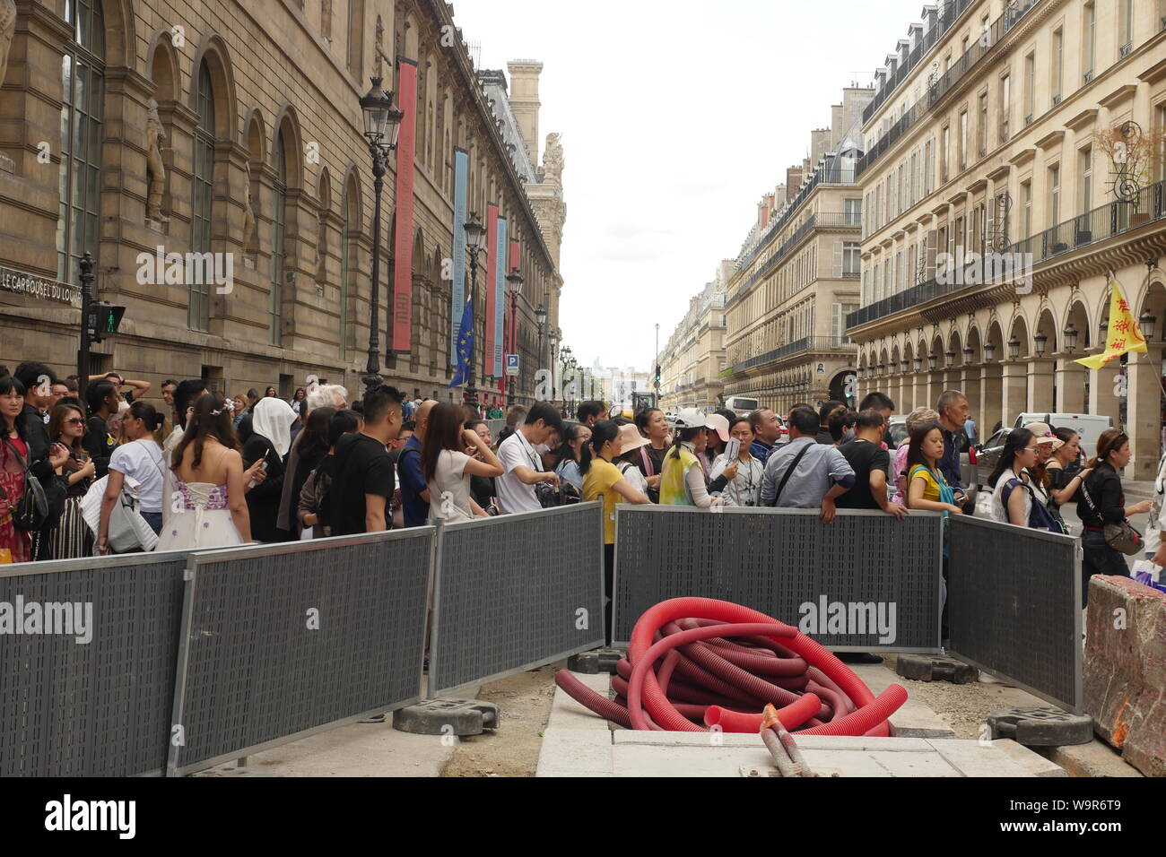 Les touristes chinois de quitter le Louvre à Paris. Banque D'Images