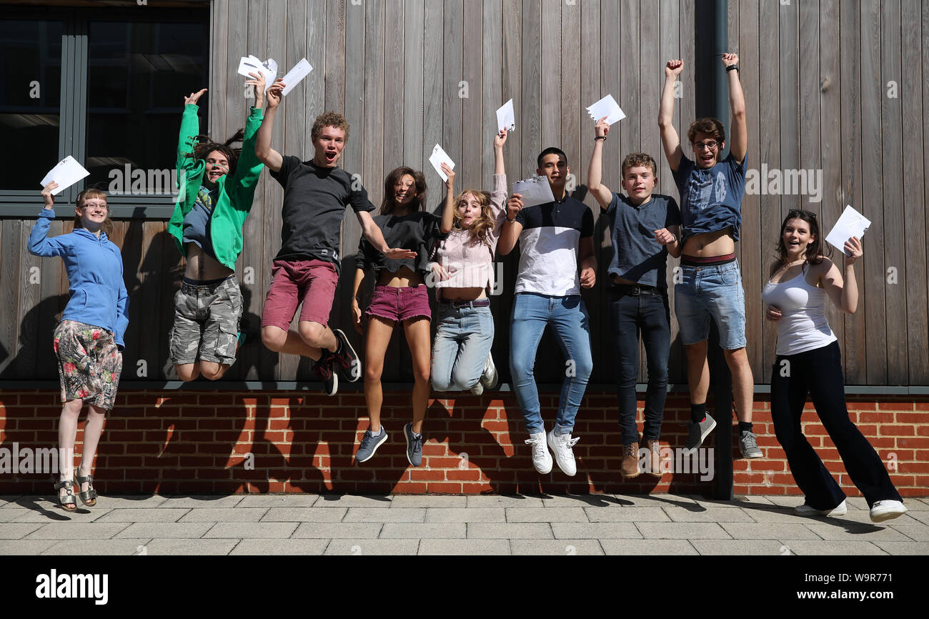 Les élèves de célébrer leurs résultats à un niveau Peter Symonds College à Winchester. Banque D'Images