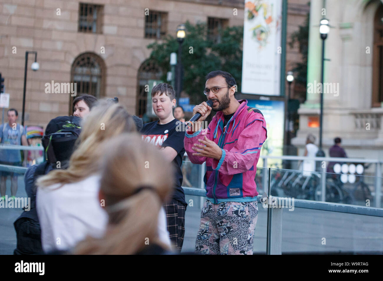 Le Conseiller de Brisbane Jonathon Sri parle avec la foule au Brisbane Square pendant la grève des étudiants d'Uni contre Adani mars et de protestation. Banque D'Images