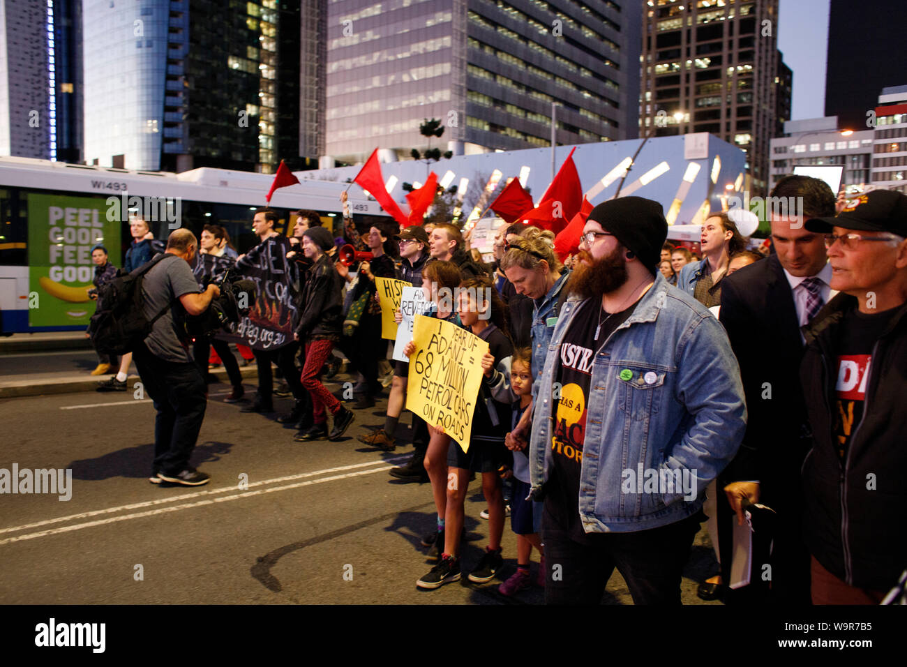 Brisbane, Australie 09.08.2019. L'ensemble pont Victoria mars manifestants pendant la grève des étudiants d'Uni contre Adani protester et mars. Joshua Prieto Banque D'Images