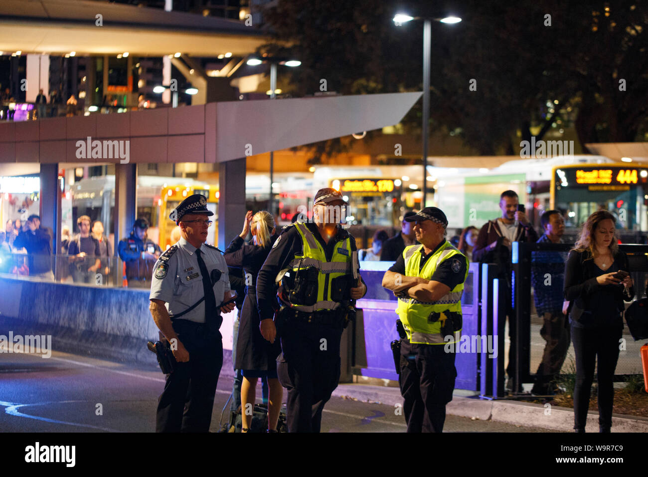 Se préparer à la police les désordres éventuels pendant la grève des étudiants d'Uni contre Adani protester et mars. Joshua Prieto/Alamy Banque D'Images