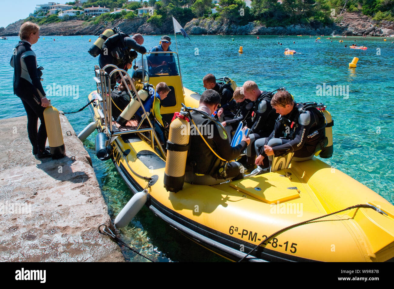 Plongée sous marine, bateau de plongée au quai, bouteille de plongée, dhingi, bateau gonflable, font de sa Cala, Cala Ratjada, Cala Ratjada, Mallorca, Baleaeric, Espagne. Banque D'Images