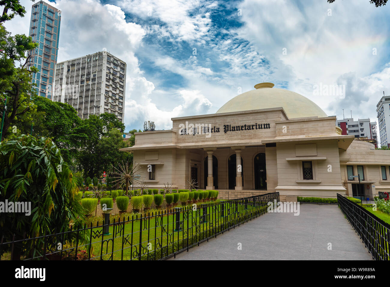 Le Planétarium de Birla à Kolkata, Bengale occidental, Inde, est une seule structure circulaire à étages, conçu dans le style indien typique,stupa bouddhiste et. Banque D'Images