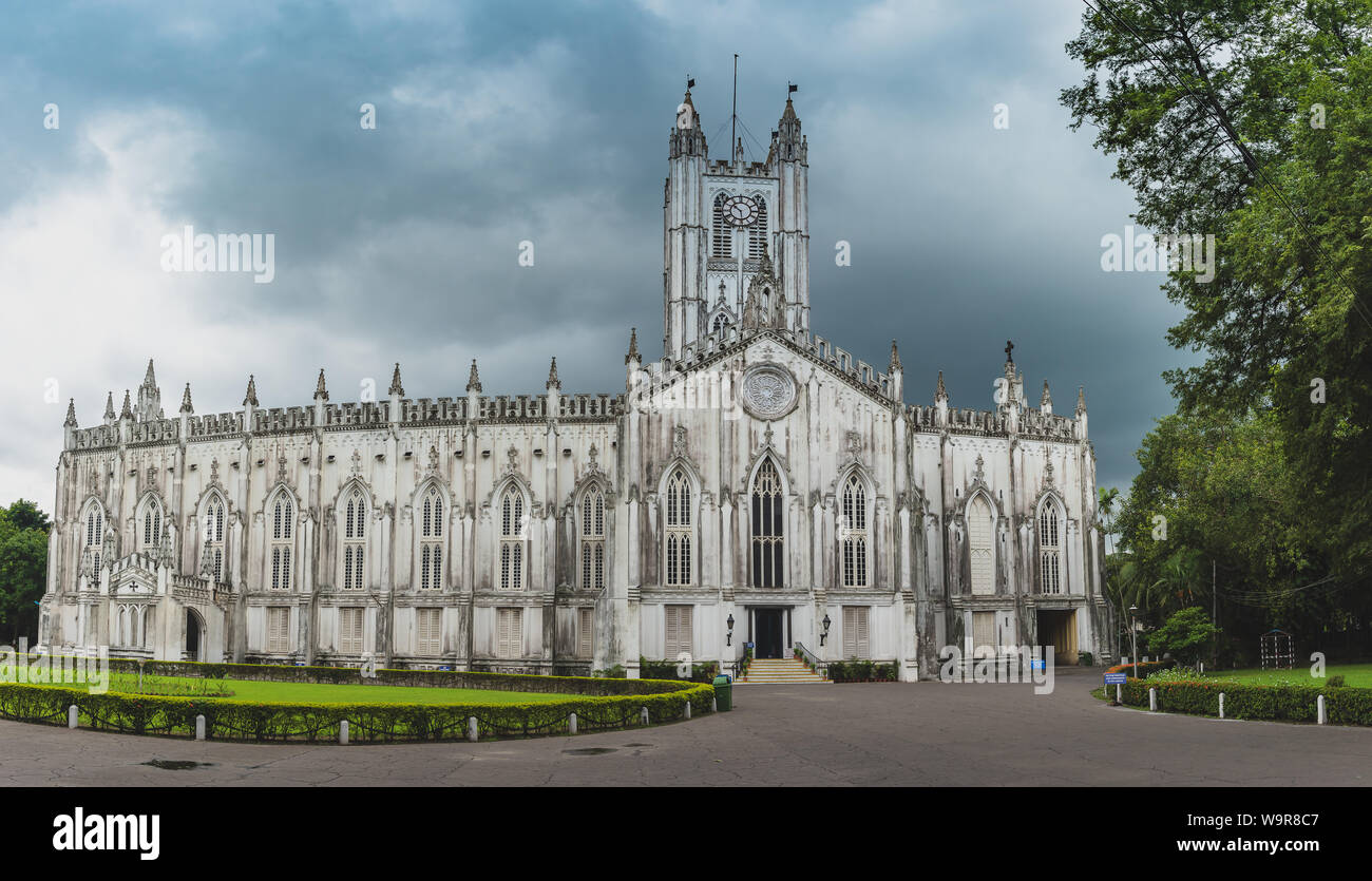 Vue panoramique de la cathédrale St Paul de Calcutta. La Cathédrale St Paul est une cathédrale anglicane de l'Eglise de l'arrière-plan dans Kolkata, Bengale occidental, Inde, a souligné fo Banque D'Images