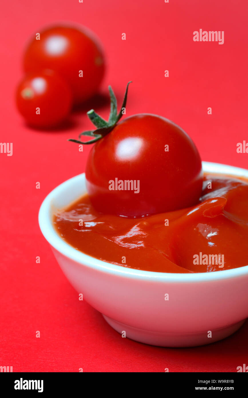 Ketchup aux tomates et tomates Banque D'Images