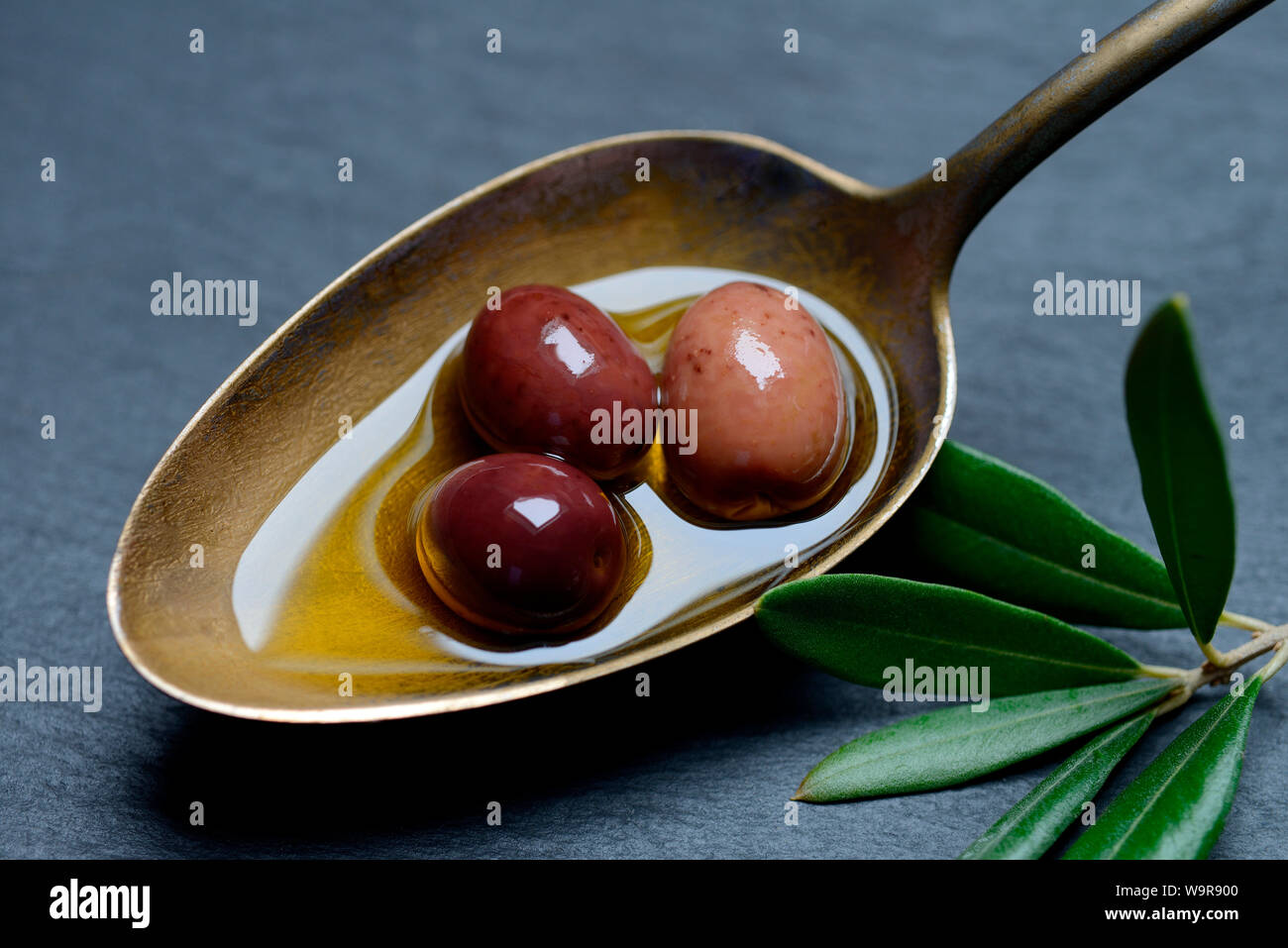 Olivenoel und Oliven Oliven, Loeffel dans Griechische aus Amphissa, Griechenland, Amphisis-Oliven Banque D'Images