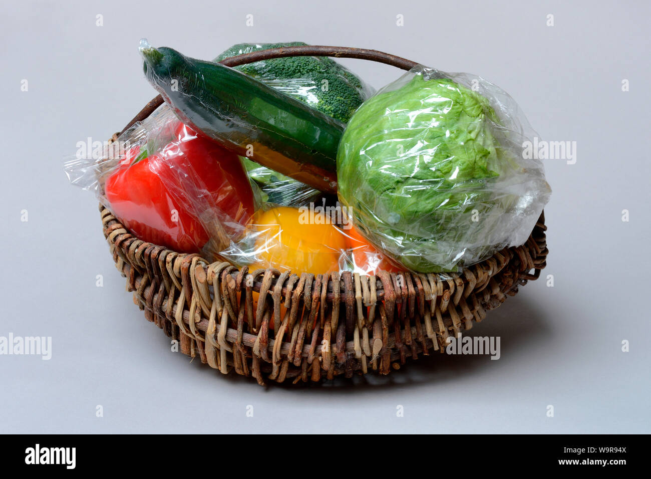 Les légumes dans des emballages en plastique Banque D'Images