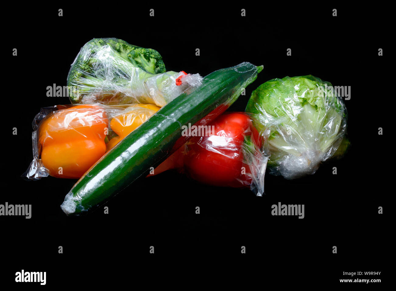 Les légumes dans des emballages en plastique Banque D'Images