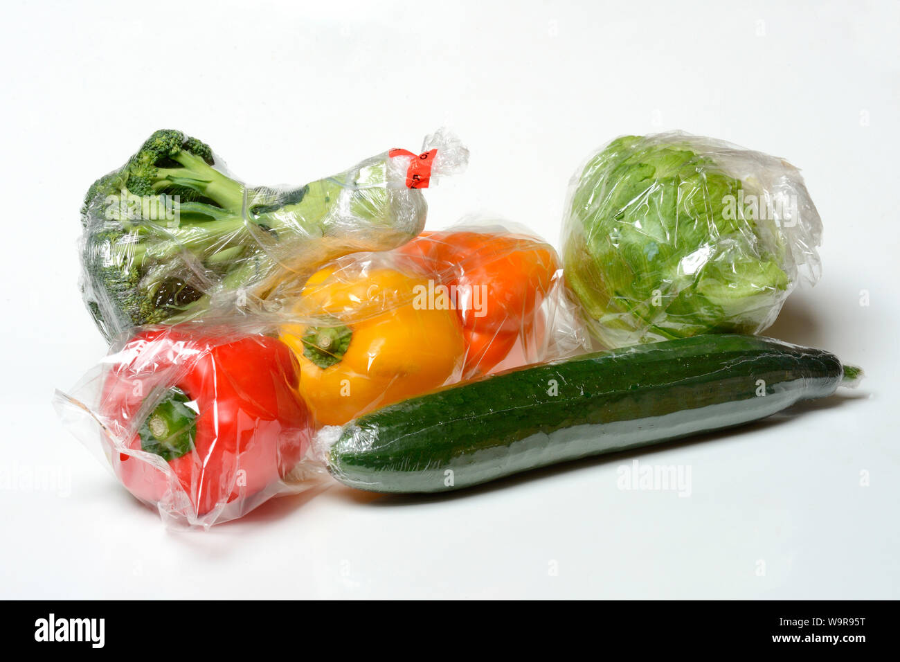 Les légumes dans des emballages en plastique Banque D'Images